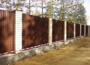 Профнастил или евроштакетник: какой забор выбрать для участка